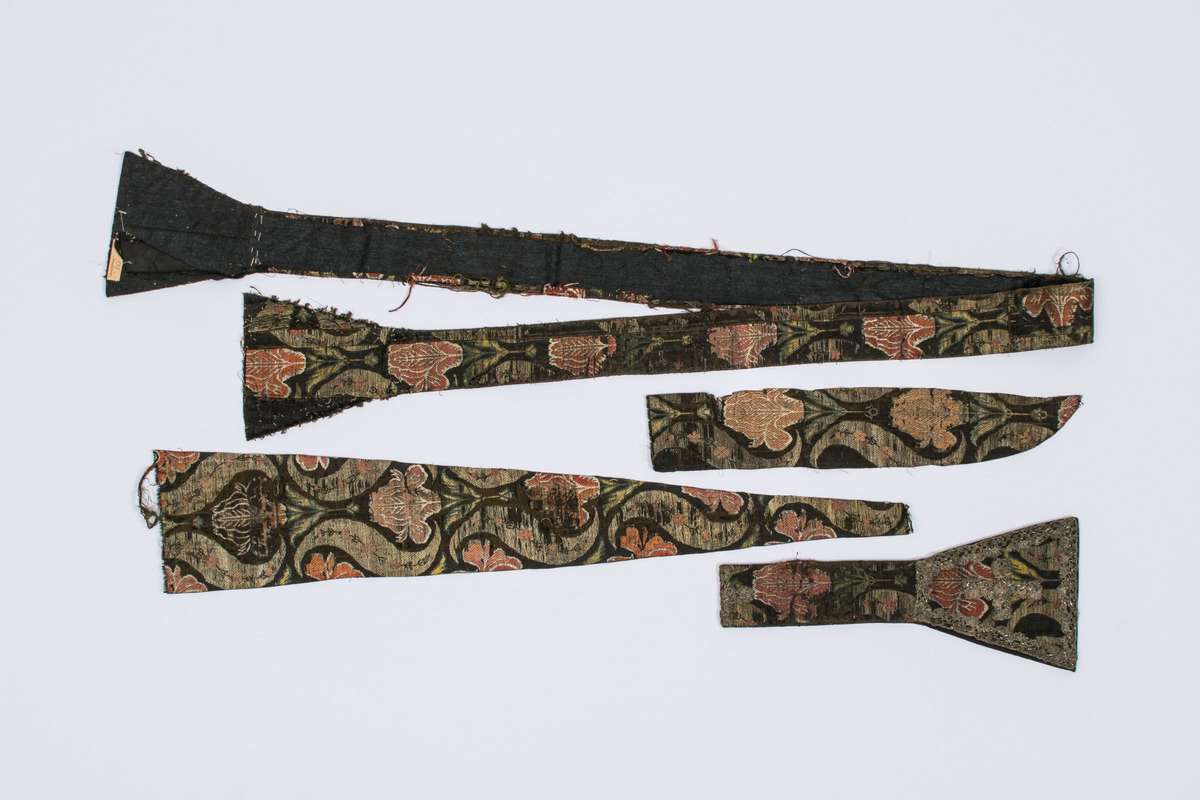 Fragmenty ornatu, stuła i manipularz