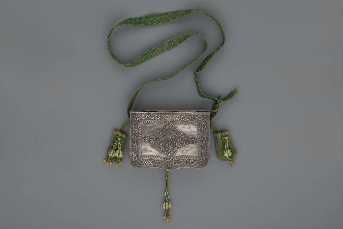 Ładownica; wieko z blachy srebrnej trybowanej w motywy roślinne; 