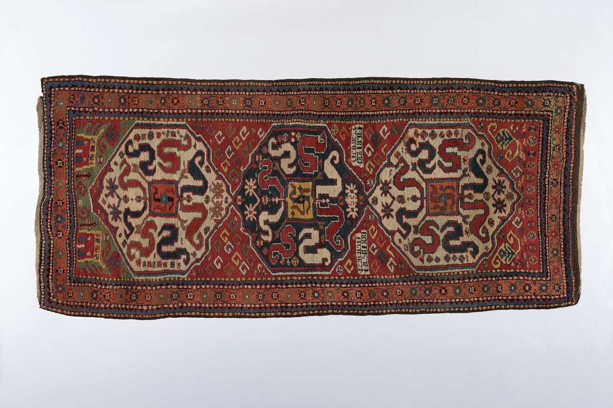 Kobierzec pirepedil z napisem ormiańskim i datą 1881