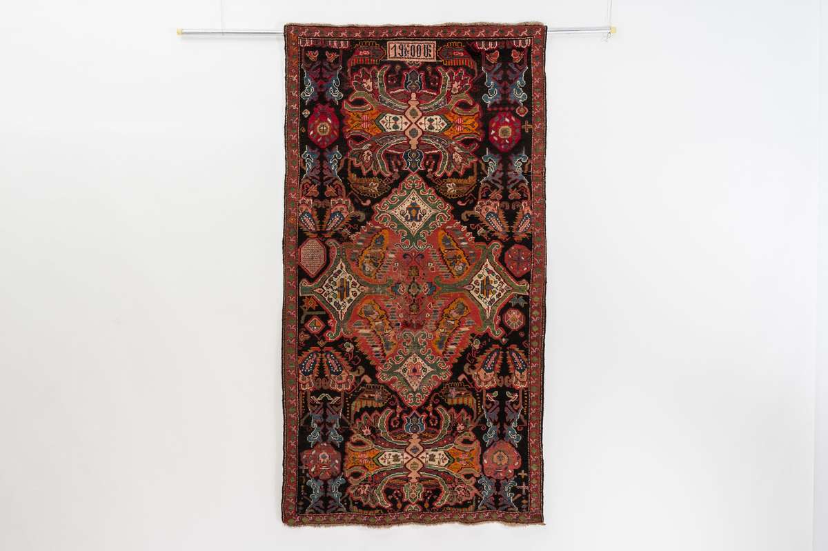 Kobierzec z napisem ormiańskim i datą 1900