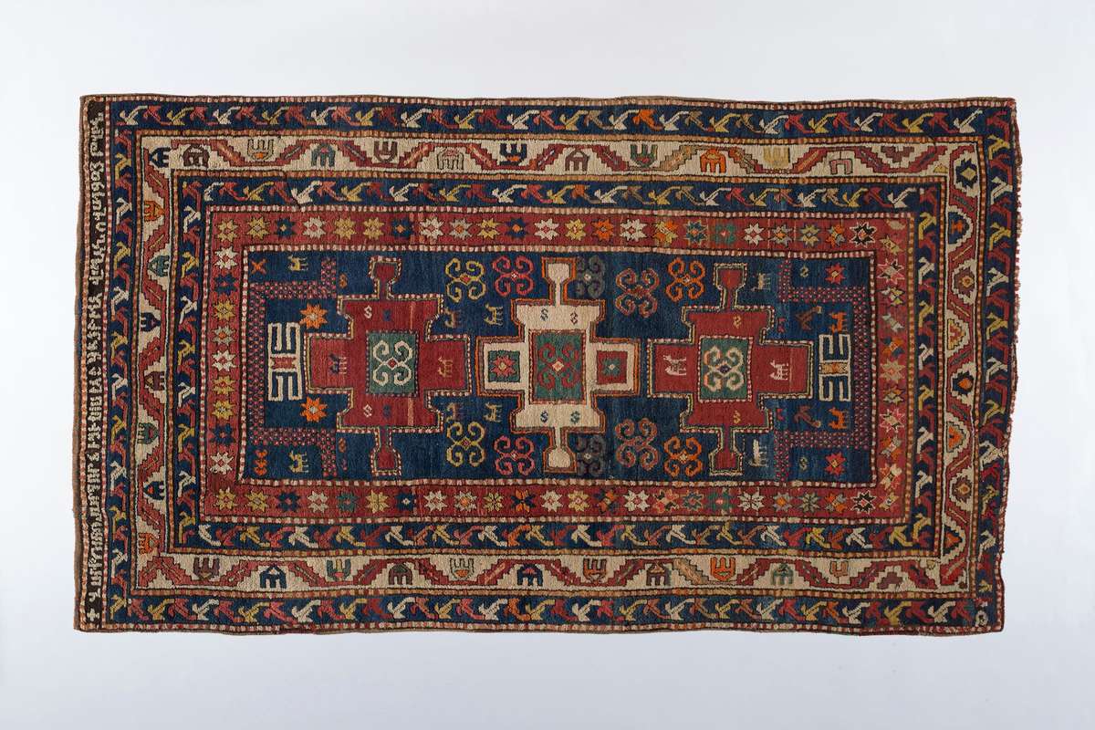 Kobierzec kazach z napisem ormiańskim i datą 1903 